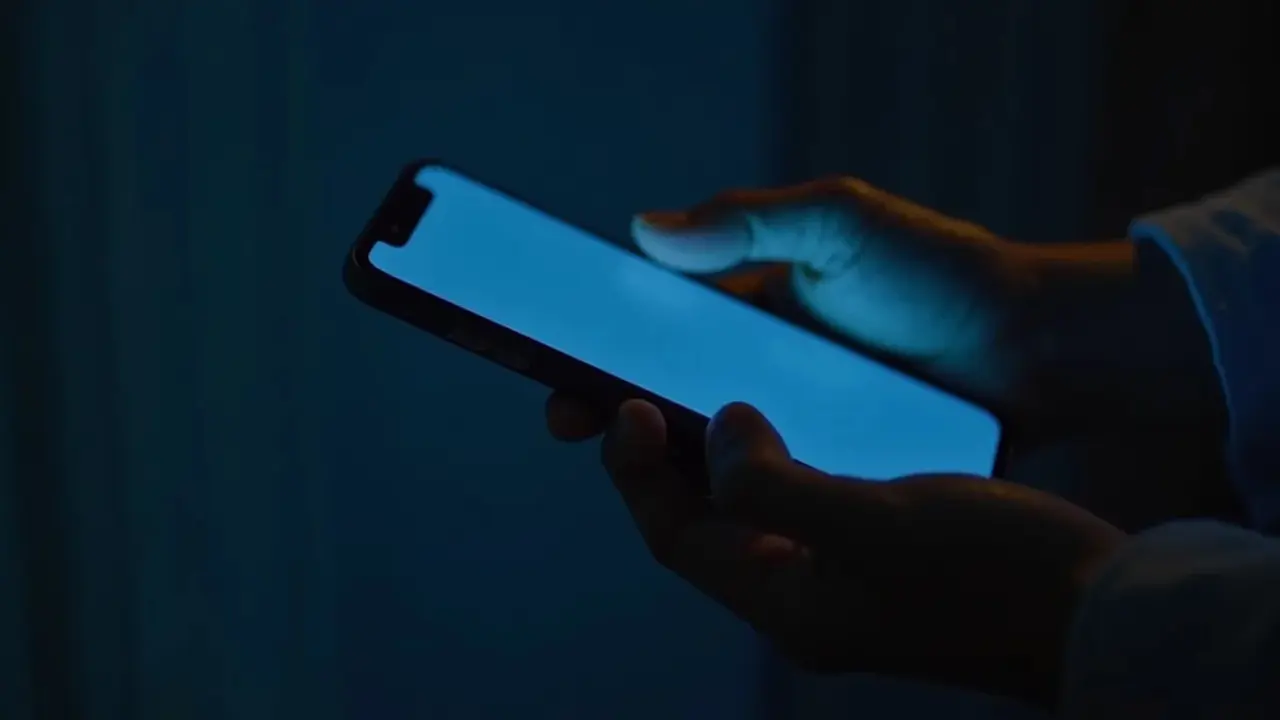 Ciri Orang yang Menurunkan Kecerahan Layar HP sampai Paling Redup