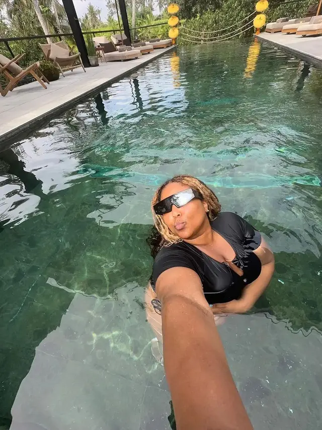 Lizzo sedang liburan di Bali (https://www.instagram.com/p/C_ELsVfh7K3/?img_index=1)