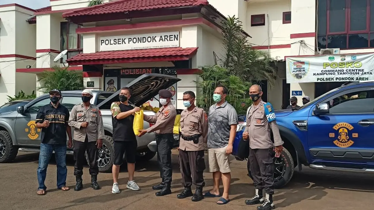 Polisi di Lingkungan Polsek Pondok Aren Terima Paket Sembako dari Komunitas Moge Jelang Ramadan