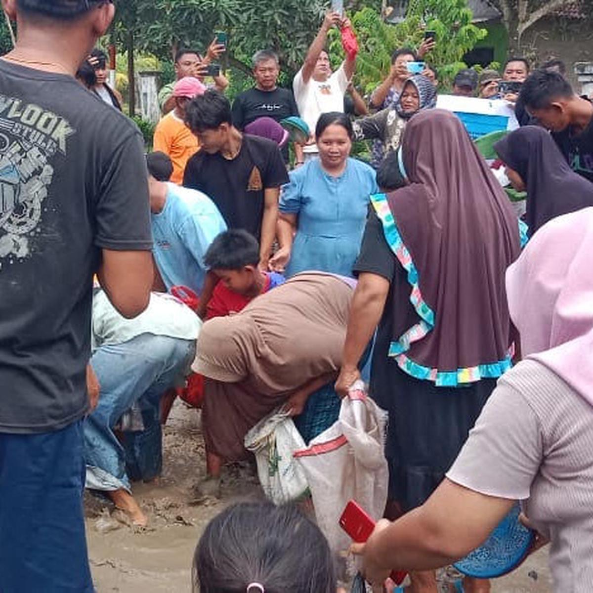 warga tabur lele