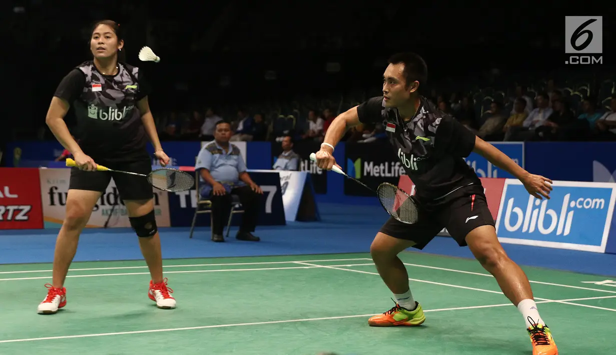 Ganda Campuran Indonesia, Hafiz Faizal/Shela Devi Aulia mengembalikan kok ke Tontowi Ahmad/Liliyana Natsir di Babak Kedua Indonesia Open 2017 di Jakarta, Jumat (16/6). Tontowi Ahmad/Liliyana Natsir menang 21-17, 22-20. (Liputan6.com/Helmi Fithriansyah)