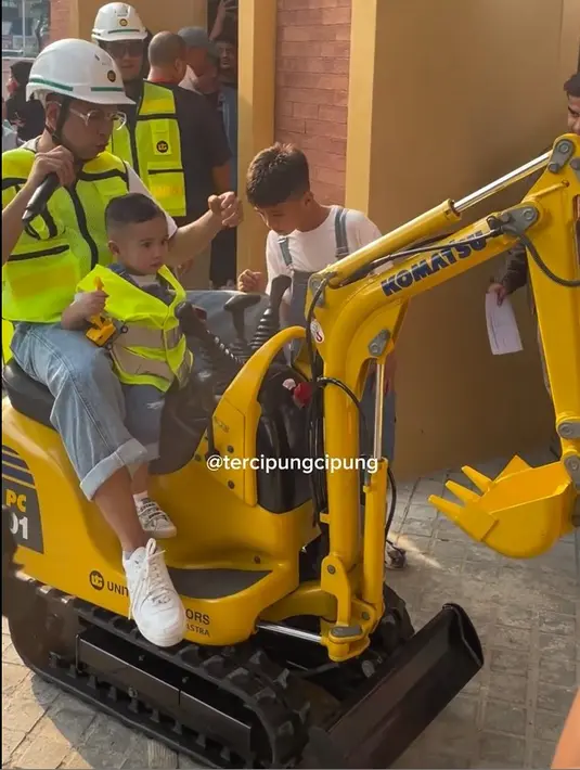 Kado tersebut berhasil membuat publik mlongo. Bahkan pasangan ini juga mendatangkan tim pembuat excavator untuk memastikan keamanannya. Momen Raffi dan Cipung mengoprasikan excavator. [Instagram/tercipungcipung]