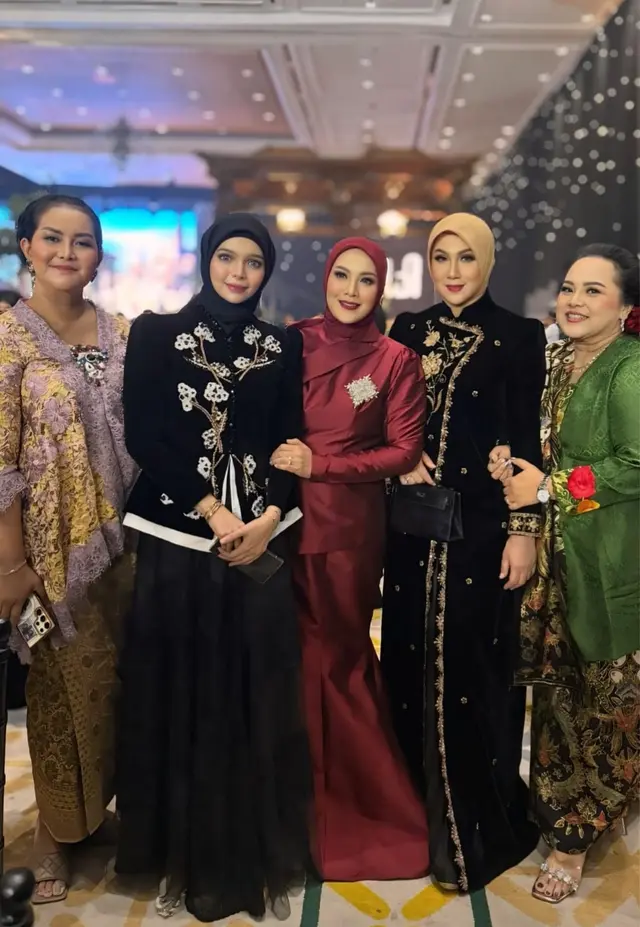 Potret 8 seleb era 90-an kondangan ke ngunduh mantu Al Ghazali dan Alyssa Daguise, meriah bak reuni