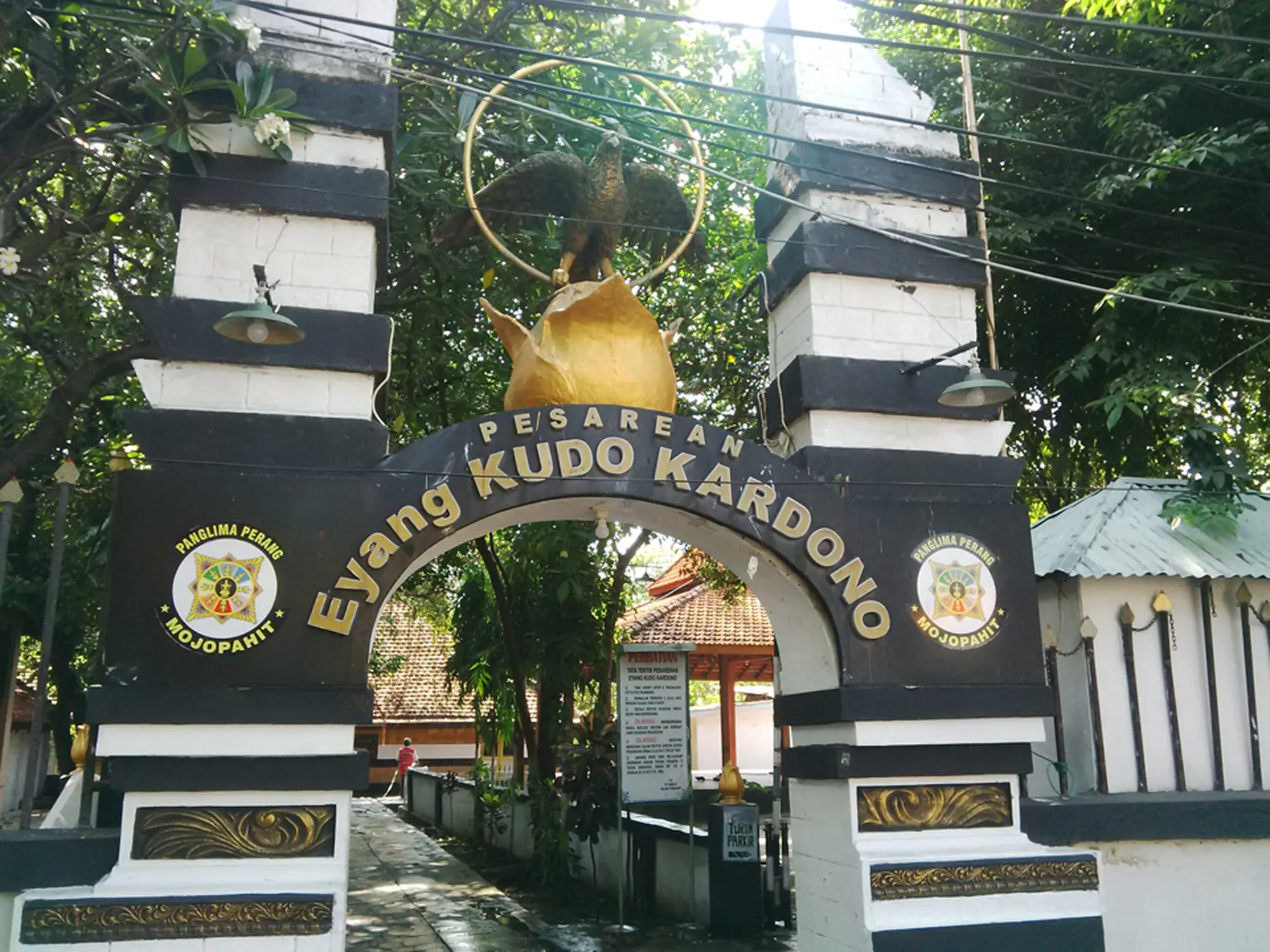 Pesarean Makam Eyang Kudo Kardono, panglima perang era Kerajaan Majapahit, berlokasi di Jalan Cempaka 25, Surabaya, Jawa Timur. (Liputan6.com/Dhimas Prasaja)