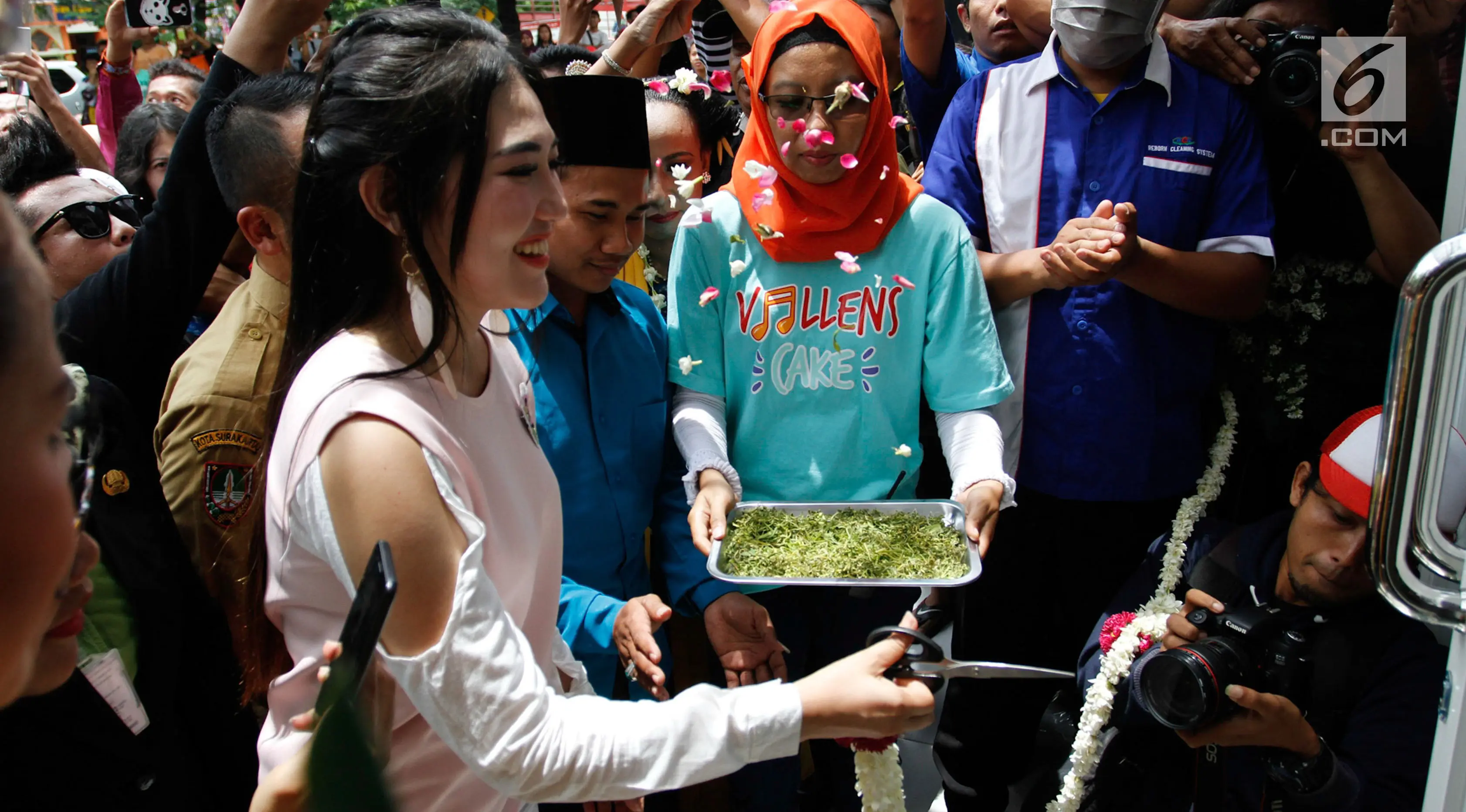 Via Vallen di acara pembukaan toko kue miliknya, Vallens Cake di Solo, Senin (13/11/2017). (Fajar Abrori/Liputan6.com)