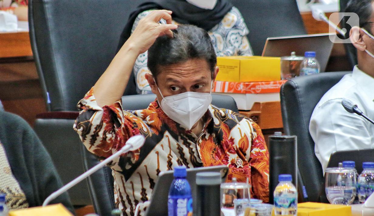 Menteri Kesehatan Budi Gunadi Sadikin rapat kerja dengan Komisi IX DPR di Kompleks Parlemen, Senayan, Jakarta, Selasa (22/11/2022). Rapat tersebut membahas penjelasan tentang implementasi piloting Kelas Rawat Inap Standar (KRIS) dan pembahasan perkembangan kebijakan Kebutuhan Dasar Kesehatan (KDK), khususnya perubahan tarif layanan kesehatan pada Fasilitas Kesehatan Tingkat Pertama (FKTP) dan Fasilitas Kesehatan Rujukan Tingkat Lanjutan (FKRTL). (Liputan6.com/Angga Yuniar)