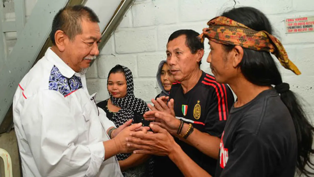 Wagub Deddy Mizwar Kunjungi Korban Banjir Bandung