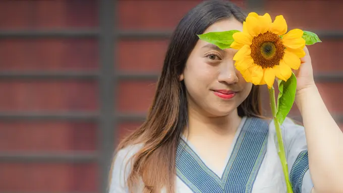 wanita desember bunga matahari