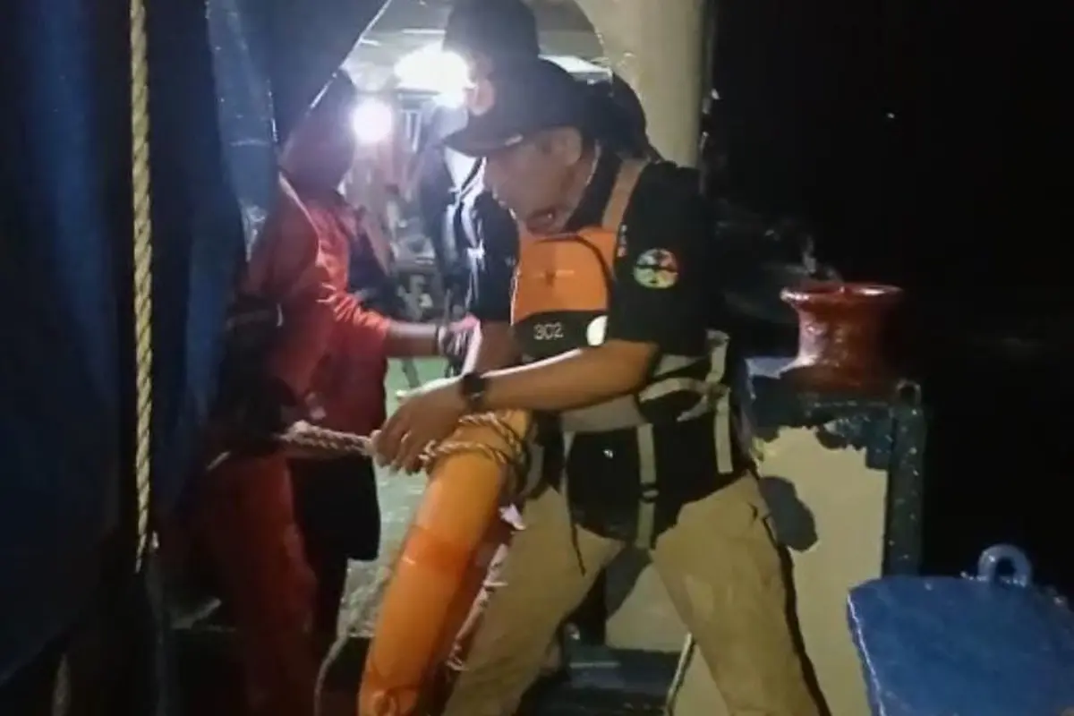 Proses evakuasi seroang penjaga rakit yang terdampak Badai Surigae di Kabupaten Kepulauan Sangihe.