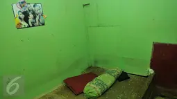 Kondisi salah satu kamar di sebuah kafe yang mulai ditinggalkan pemiliknya di kawasan Kalijodo, Jakarta, Kamis (18/2). Lokalisasi itu mulai ditinggalkan penghuni sejak berkembangnya wacana penggusuran kawasan Kalijodo. (Liputan6.com/Gempur M Surya)