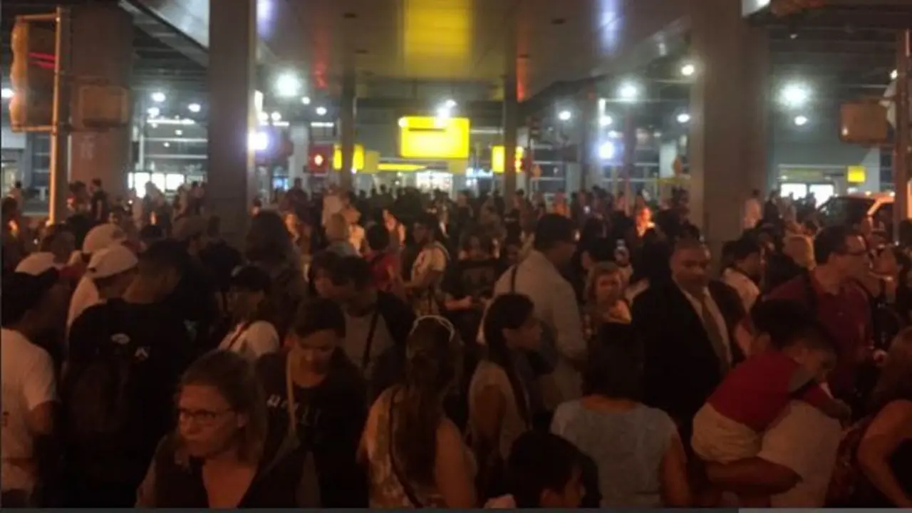 Suasana evakuasi di Bandara JFK, New York, AS. (Twitter @Chris Hummel)
