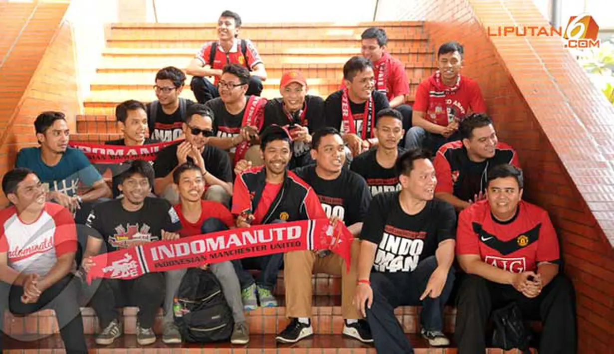 Beberapa fans juga tampak duduk menunggu di tangga di kawasan terminal 2F Bandara Soekarno Hatta (Liputan6.com/ Helmi Fithriansyah)