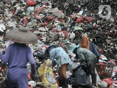 Aktivitas pemulung di Tempat Pembuangan Akhir (TPA) Cipayung, Depok, Jawa Barat, Kamis (9/4/2020). Komunitas Plastik Untuk Kebaikan (PUK) mencatat sekitar 4 juta pemulung di Indonesia turut terkena dampak pandemi virus Corona atau Covid-19 dan rentan tertular. (merdeka.com/Iqbal S. Nugroho)