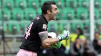 Video highlights reaksi kiper Palermo, Sorrentino dengan sigap menepis bola sundulan, Pellegrini pada pertandingan Sassuolo vs Palermo.