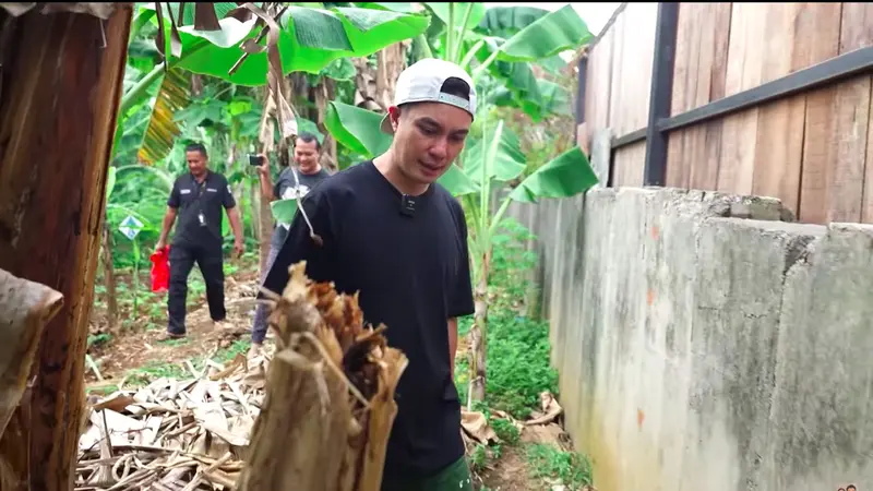 Baim Wong Telusuri Jejak Maling di Rumahnya, Temukan Barang Bukti yang Dibuang di Sungai. (YouTube Baim Paula)