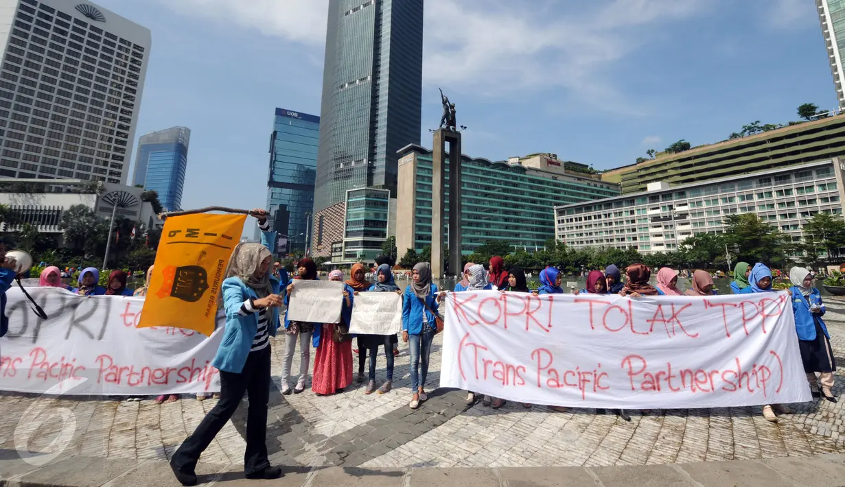 Sejumlah mahasiswi yang tergabung dalam Kopri PB PMII melakukan aksi di Bundaran HI, Jakarta, Minggu (13/3/2016). Dalam aksinya, mereka menolak kebijakan pemerintah tentang pemberlakukan Trans Pasific Partnership. (Liputan6.com/Helmi Fithriansyah)