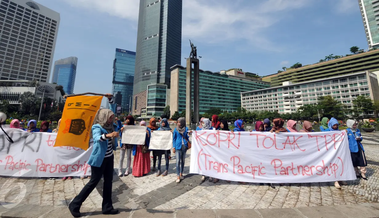 Sejumlah mahasiswi yang tergabung dalam Kopri PB PMII melakukan aksi di Bundaran HI, Jakarta, Minggu (13/3/2016). Dalam aksinya, mereka menolak kebijakan pemerintah tentang pemberlakukan Trans Pasific Partnership. (Liputan6.com/Helmi Fithriansyah)