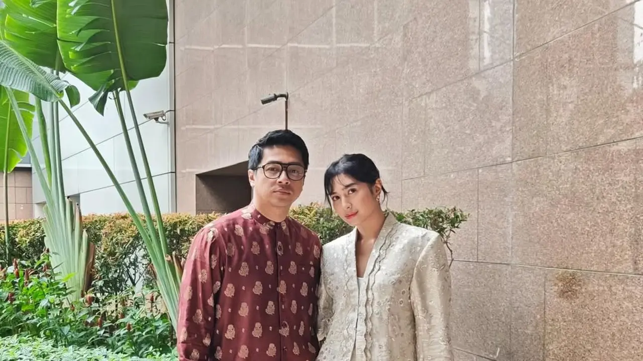 Twinning Look di Akad Nikah Ranggaz dan Angie, Mikha Tambayong & Deva Mahenra Padukan Kebaya-Wastra dengan Kulot Panjang