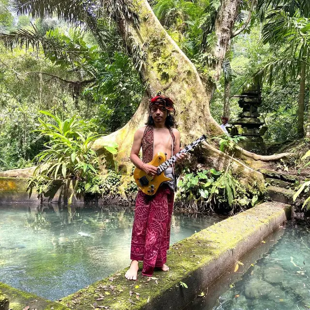 Tampil Beda, Ini 6 Potret Dewa Budjana Bawa Gitar di Berbagai Tempat Estetik