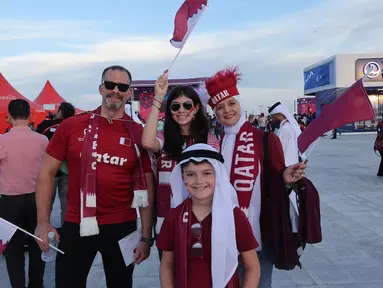 Suporter sejati adalah suporter yang selalu ada mendukung tim kesayangannnya saat menang atau pun kalah. Hal inilah yang coba dibuktikan oleh para suporter Timnas Qatar saat mereka memberi dukungan kepada wakil tuan rumah pada matchday ketiga Grup A Piala Dunia menghadapi Belanda di Al Bayt Stadium, Selasa (29/11/2022) malam WIB dalam laga yang sudah tak berpengaruh lagi bagi Timnas Qatar yang telah dipastikan tersingkir sejak matchday kedua. Berikut momen-momen aksi kesetiaan para suporter Qatar yang ditangkap langsung oleh Bola.com. (Bola.com/Ade Yusuf Satria)