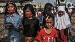 Anak-anak KJC berhias nuansa Merah Putih saat akan mengikuti upacara memperingati Hari Kemerdekaan ke-76 RI di Cilincing, Jakarta, Selasa (17/8/2021). HUT ke-76 RI diadakan secara sederhana dengan menerapkan protokol kesehatan. (merdeka.com/Iqbal S. Nugroho)