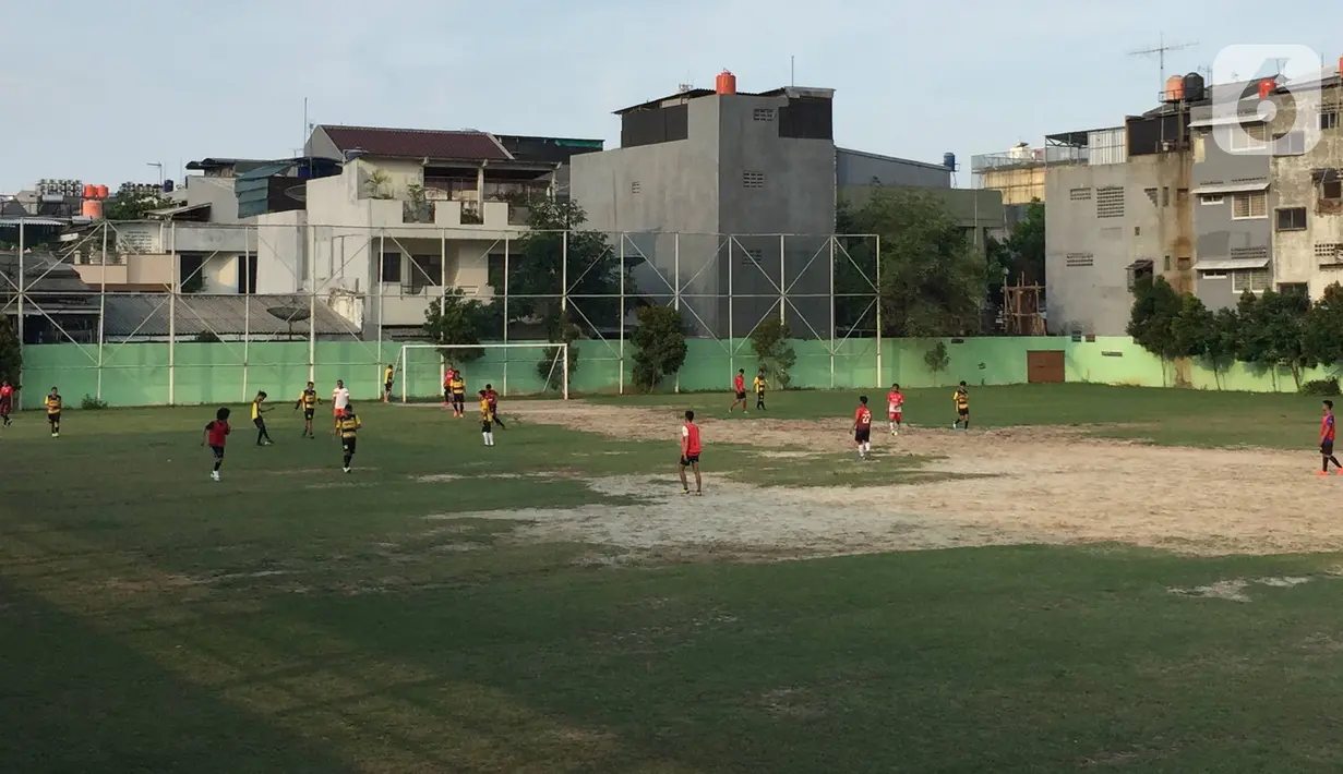 Warga berlatih sepak bola di Stadion Voetbalbond Indonesia Jacatra (VIJ), Petojo, Jakarta, Rabu (18/12/2019). Selain sebagai tempat berlatih sepak bola, stadion yang dibangun pada tahun 1928 tersebut kini juga dialihfungsikan untuk kegiatan lain. (Liputan6.com/Immanuel Antonius)