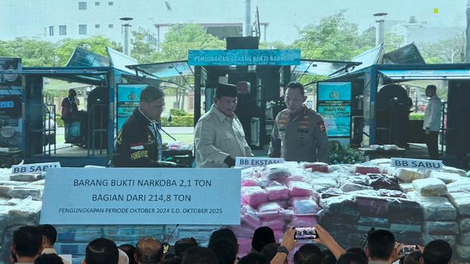 Momen Prabowo Cek Barang Bukti hingga Ikut Musnahkan 214,84 Ton Narkoba Hasil Tangkapan Polri
