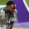 Penyerang Inggris Ahli bernomor punggung 99, Ivan Toney, merayakan kemenangannya dengan medali setelah memenangkan pertandingan final Liga Champions AFC antara Al-Ahli dari Arab Saudi dan Kawasaki dari Jepang di King Abdullah Sports City di Jeddah pada 3 Mei 2025. (AFP)