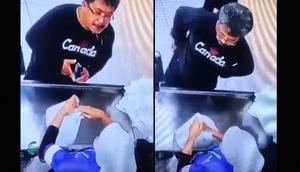 Sebuah video singkat viral di sosial media, memperlihatkan seorang pria meludahi kasir swalayan di Kecamatan Tamalanrea, Kota Makassar, Sulawesi Selatan. Dari informasi yang diterima, aksi tersebut dilakukannya lantaran tidak terima ditegur oleh kasir akibat menyelak antrean.