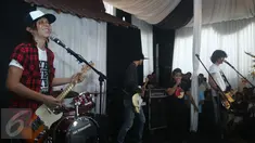 Musisi Bimbim saat beraksi dengan band buatannya di markas slank, jakarta, senin (18/01/2016). Band yang dinamakan THE SIDHARTAS ini dibuat bertepatan dengan ulang tahun ayahnya pada 18 januari. (Liputan.com/Herman Zakharia)