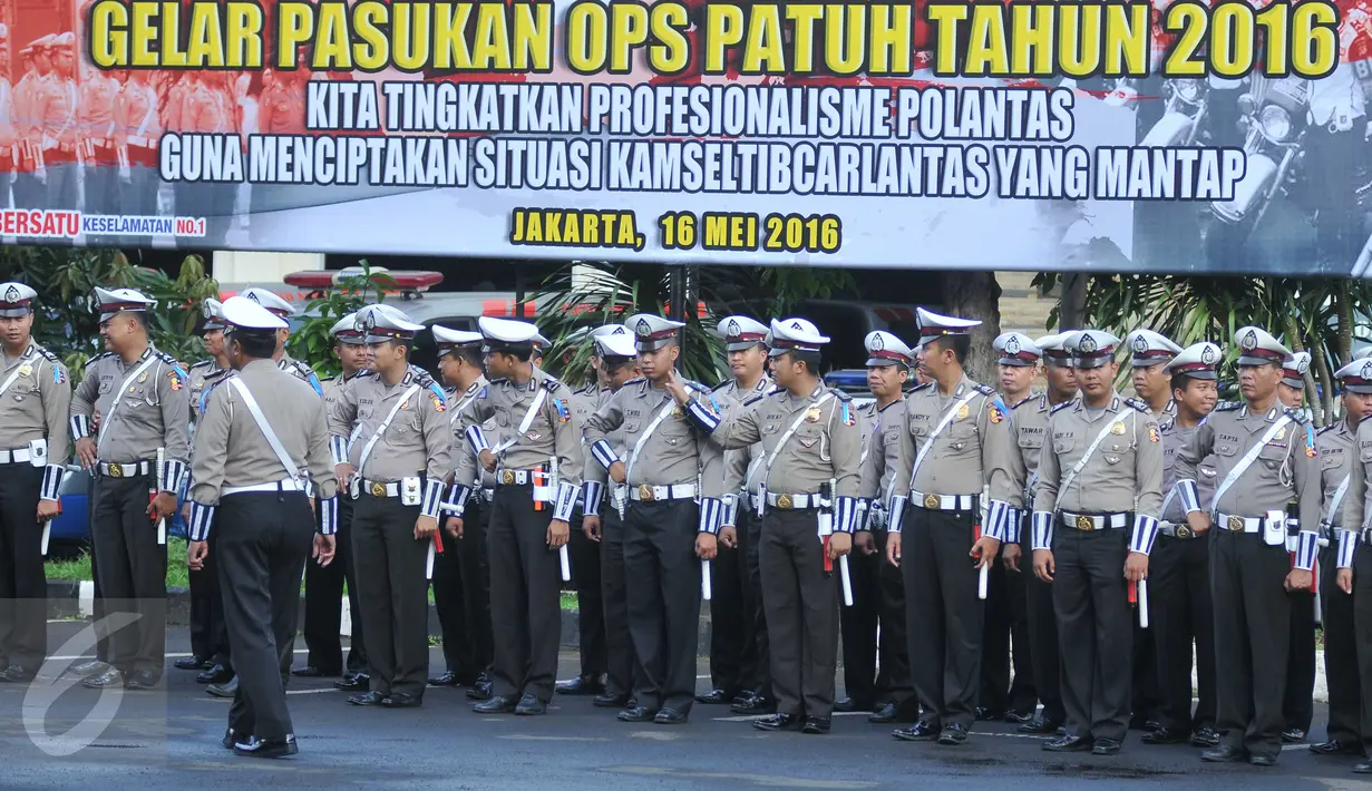 Sejumlah anggota Korlantas Polri bersiap mengikuti apel gelar Pasukan Patuh Jaya 2016 di lapangan Korlantas Polri, Jakarta, Senin (16/5). Apel gelar pasukan ini dipimpin Wakakorlantas, Brigjen Pol Indrajit. (Liputan6.com/Gempur M Surya)
