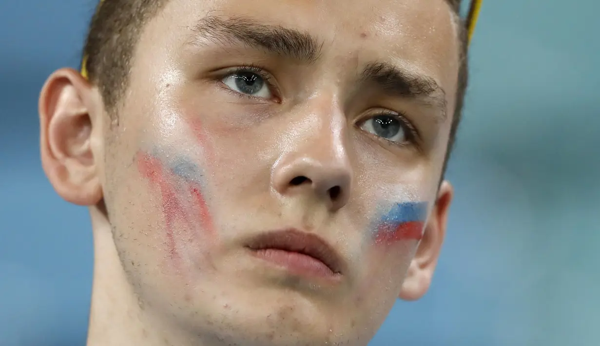 Seorang suporter tampak kecewa usai Rusia kalah dari Kroasia pada laga perempat final Piala Dunia di Stadion Olimpiade Fisht, Sabtu (7/7/2018). Rusia kalah adu penalti dengan skor 3-4 dari Kroasia. (AP/Darko Bandic)