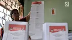 Pekerja menunjukkan surat suara yang terpotong di Gedung Logistik KPU Kota Jakarta Pusat, Jakarta, Selasa (5/3). Per 3 Maret 2019, KPU Kota Jakarta Pusat mencatat sebanyak 1.551 surat suara rusak selama proses pelipatan. (merdeka.com/Iqbal Nugroho)