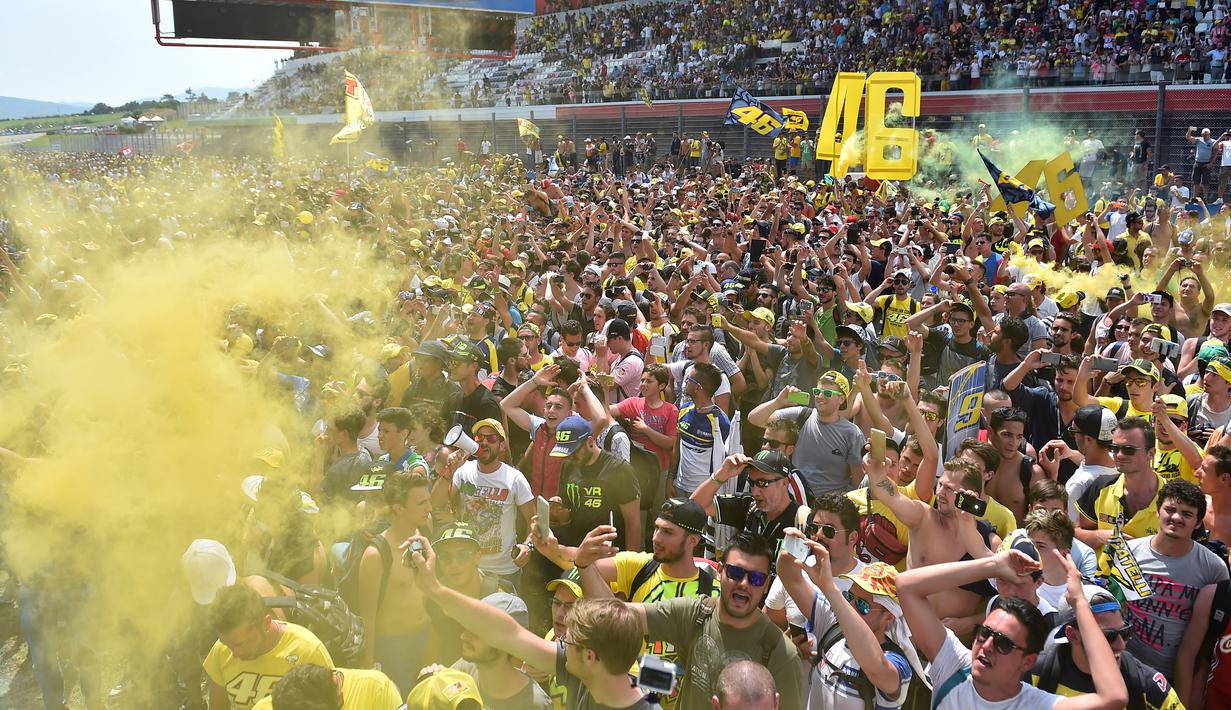Fans Valentino Rossi memadati lintasan jelang podium GP Italia di Sirkuit Mugello, Italia, (31/5/2015). Rossi finis ketiga di seri ini. (AFP Photo/Gabriel Bouys)