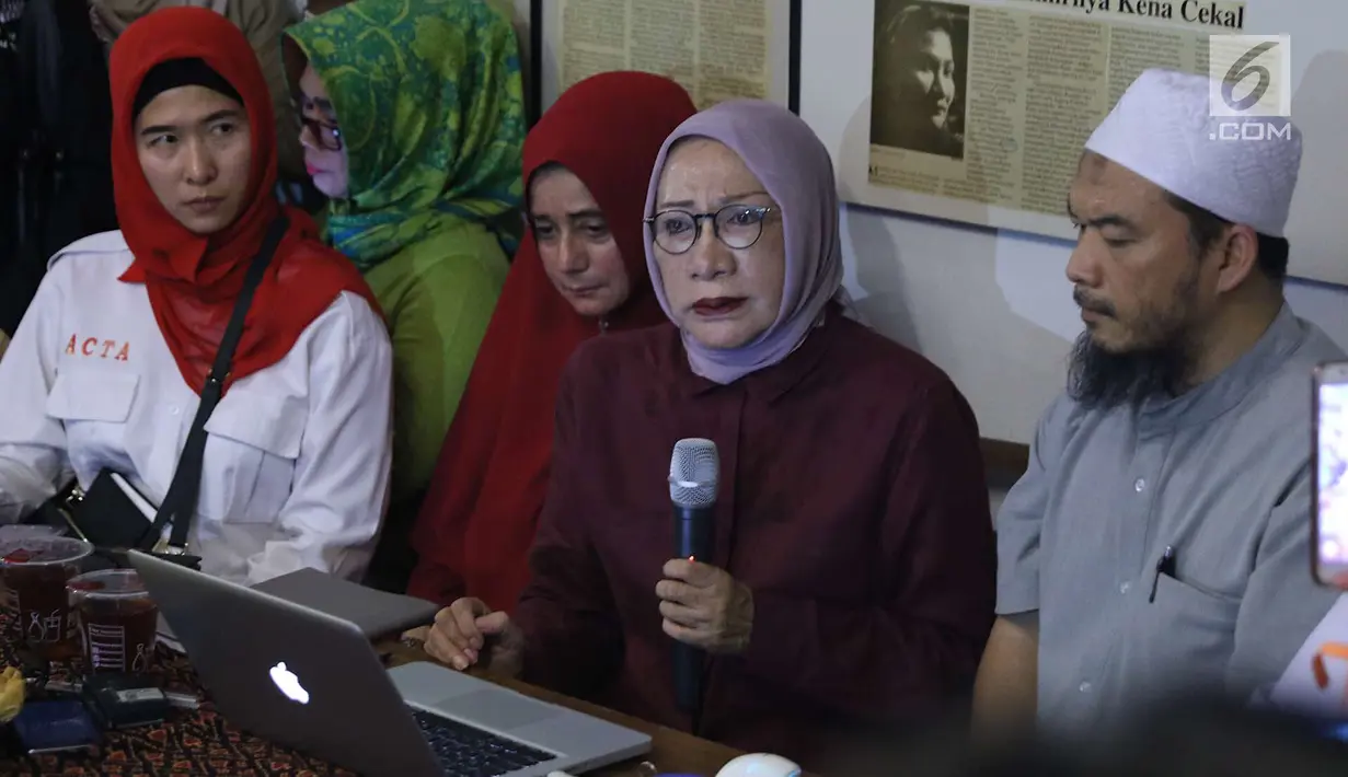 Aktivis Ratna Sarumpaet menyampaikan keterangan kasus penganiayaan yang dialaminya, Jakarta, Rabu (3/10). Ratna mengakui tidak ada penganiayaan yang diterimanya seperti kabar yang berkembang beberapa waktu terakhir. (Liputan6.com/Immanuel Antonius)