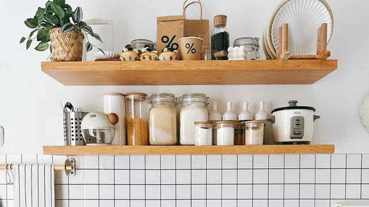 5 Rekomendasi Desain Rak Dapur Minimalis yang Rapi dan Modern