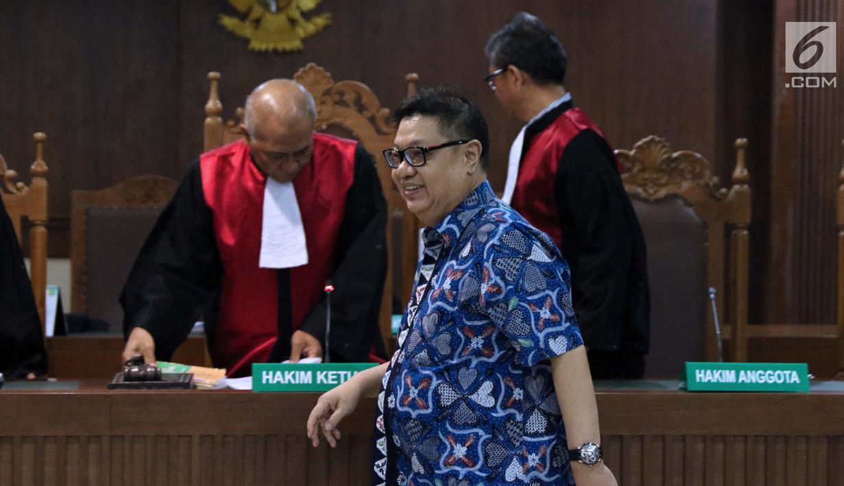 Terdakwa kasus suap hakim ad hoc PN Tipikor Medan, Hadi Setiawan usai menjalani sidang pembacaan putusan di Pengadilan Tipikor, Jakarta, Kamis (4/4). Hadi terbukti membantu Tamin Sukardi menyuap Merry untuk melancarkan perkaranya di Pengadilan Tipikor Medan. (Liputan6.com/Helmi Fithriansyah)