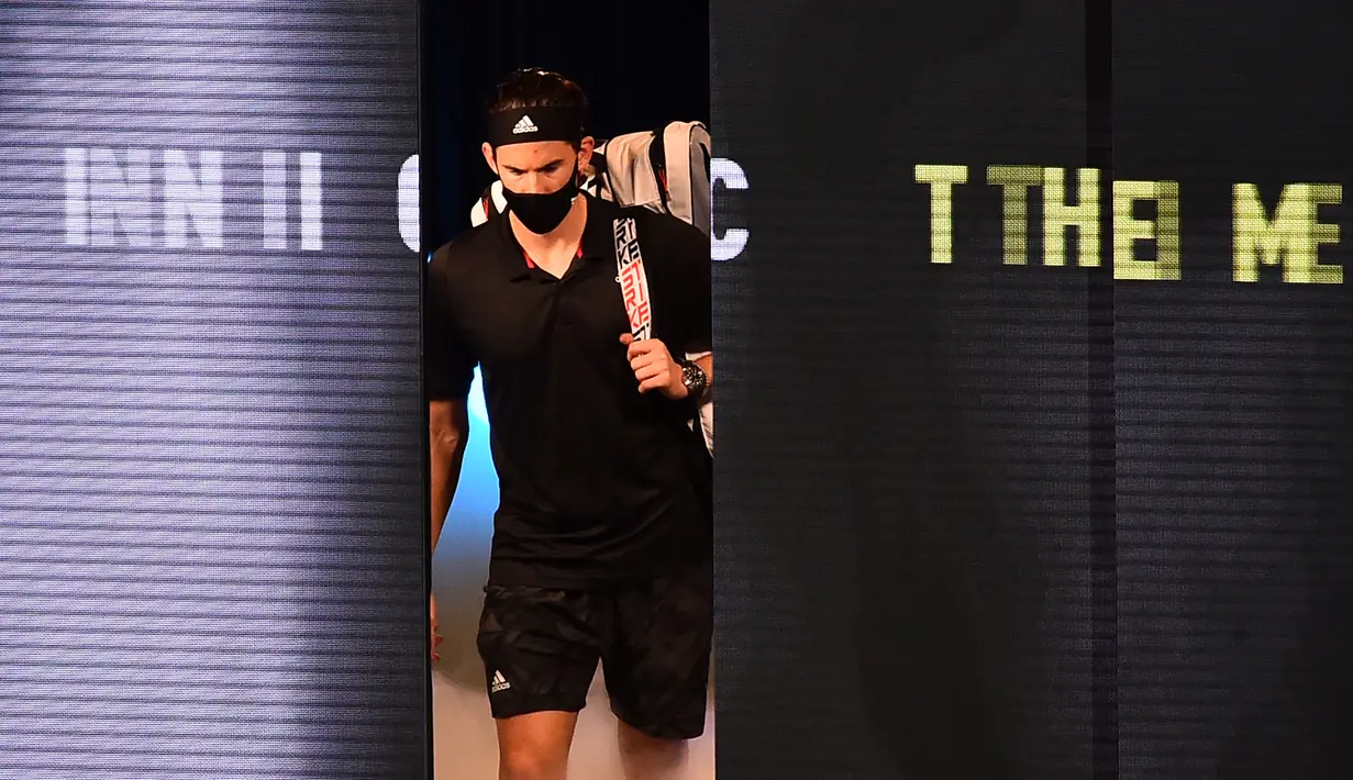 Petenis Austria, Dominic Thiem, memasuki lapangan untuk berhadapan dengan petenis Rusia, Daniil Medvedev dalam partai final tunggal putra Turnamen Tenis ATP Finals 2020 di O2 Arena, London, Inggris, Minggu (22/11/2020). Dominic Thiem kalah dengan skor 6-4, 6-7 (2), 4-6. (AFP/Glyn Kirk)