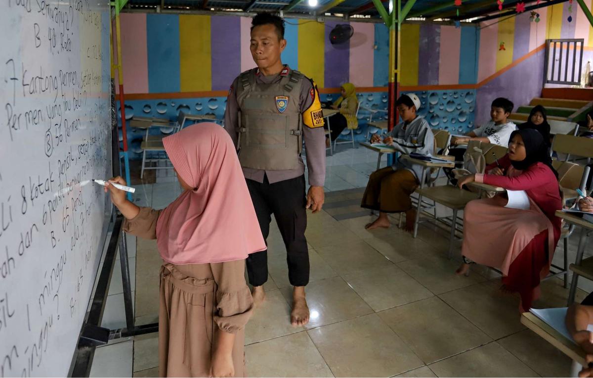 Sosok Aiptu Agus Riyanto, Polisi Inspiratif Dirikan Sekolah Gratis untuk Anak-Anak Pemulung di Sudut Jakarta