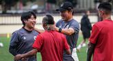 Pelatih Kepala Timnas Indonesia, Shin Tae-yong (kanan kedua) bercanda dengan pemainnya, Riko Simanjuntak dan penerjemahnya, Jeong Seok-seo saat latihan perdana Timnas Indonesia yang berlangsung di Stadion PTIK, Jakarta, Senin (20/03/2023) sore WIB. Skuad Garuda rencananya akan melakoni laga FIFA Match Day melawan Burundi pada 25 dan 28 Maret 2023 di Stadion Patriot Candrabhaga, Bekasi. (Bola.com/Bagaskara Lazuardi)