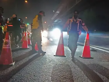 Suasana pemeriksaan SIKM di Tol Jakarta-Cikampek Km 47, Karawang, Jawa Barat, Kamis (28/5/2020). Petugas memutarbalikkan kendaraan menuju Jakarta yang tidak dilengkapi  SIKM Jakarta dalam upaya pencegahan COVID-19 sesuai Pergub DKI Jakarta Nomor 47 Tahun 2020. (Liputan6.com/Herman Zakharia)