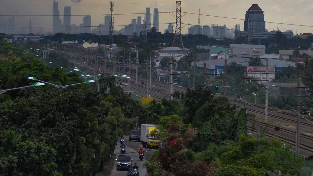 Dalam laman resminya, BMKG mengeluarkan peringatan dini kepada masyarakat untuk mewaspadai potensi hujan disertai kilat/petir dan angin kencang di sebagian wilayah Jakarta. Foto: Merdeka.com/Imam Buhori