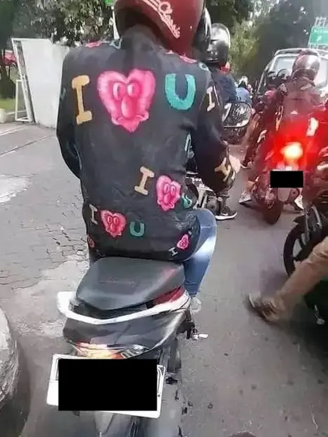 10 Oufit Nyeleneh Pengendara Motor di Jalan, Punya Tulisan Lucu Hingga Mirip Karakter Anime
