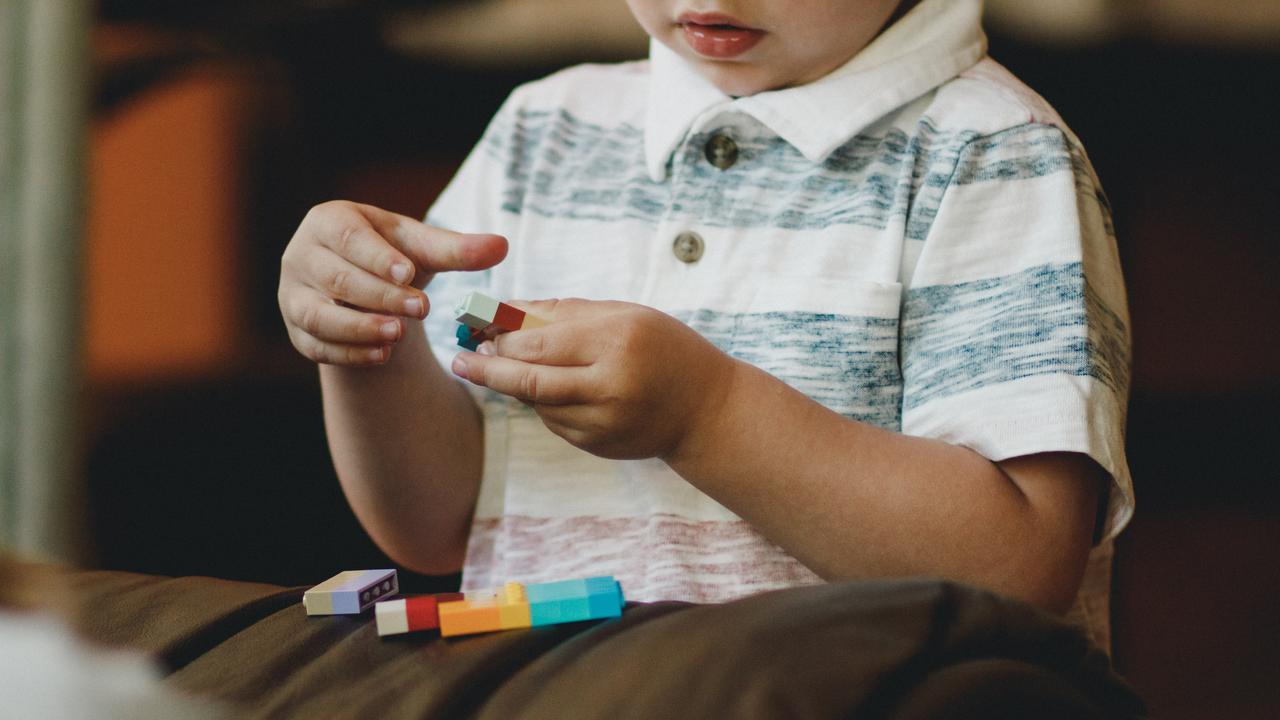 Ilustrasi anak autisme. Photo by Caleb Woods on Unsplash