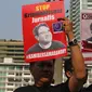 Jurnalis yang tergabung dalam Aliansi Jurnalis Independen (AJI) menunjukkan poster saat menggelar aksi pada Car Free Day di Bundaran HI, Jakarta, Minggu (29/9/2019). Polisi menjeratnya dengan UU ITE atas cuitan Dandhy soal isu Papua. (Liputan6.com/Herman Zakharia)