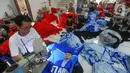 Sejumlah pekerja menjahit kaus partai politik yang telah disablon di sebuah UMKM konveksi sablon rumahan Sinergi Adv, Srengseng Sawah, Jakarta, Rabu Jumat (25/10/2023). (merdeka.com/Arie Basuki)