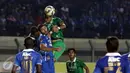 Bek Persebaya United, Otavio Dutra berebut bola atas dengan dua pemain Persib saat laga lanjutan Grup A Piala Presiden 2015 di Stadion Si Jalak Harupat, Bandung, Minggu (6/9/2015). Persebaya kalah 0-2 dari Persib. (Liputan6.com/Helmi Fithriansyah)