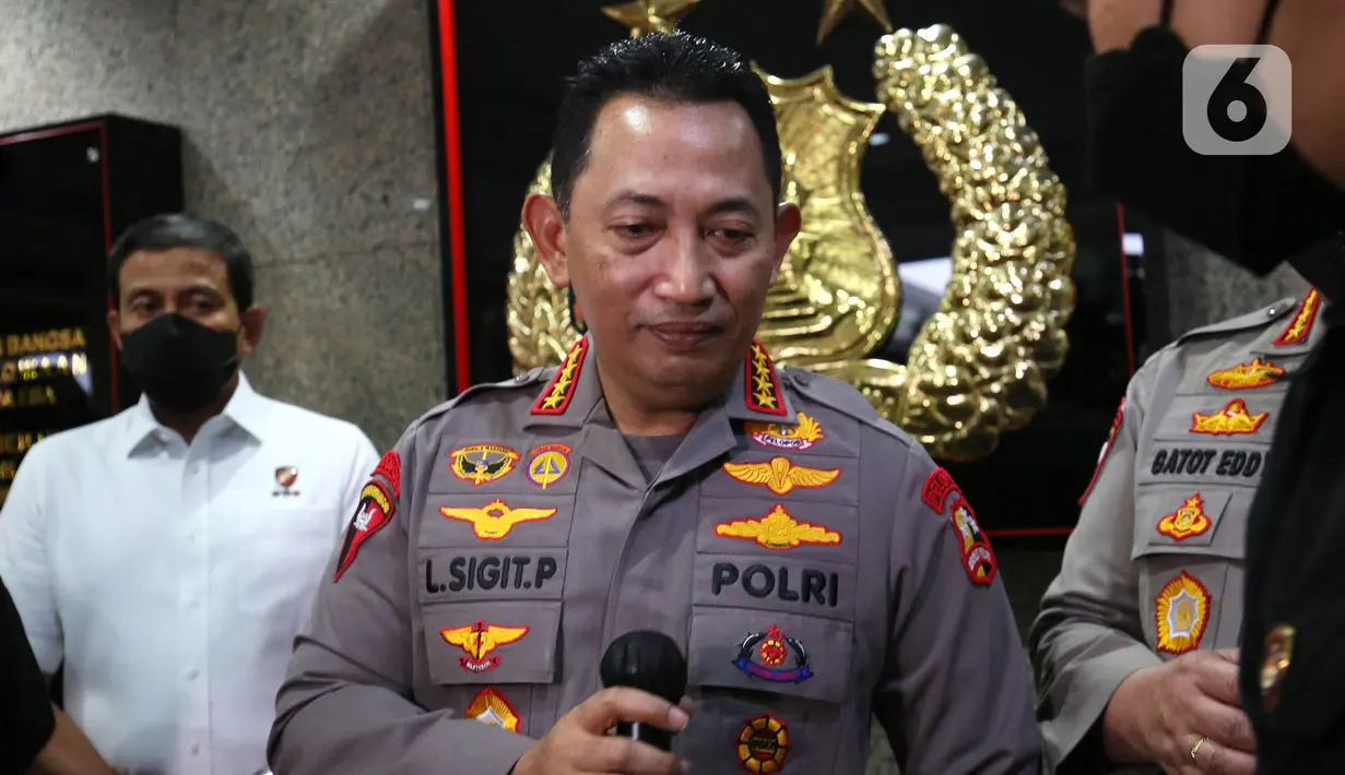 Kapolri Jenderal Listyo Sigit Prabowo saat memberikan keterangan pers di hadapan wartawan di Mabes Polri, Jakarta, (12/7/2022). Kapolri buka suara terkait insiden baku tembak sesama polisi di rumah Kadiv Propam Polri Irjen Ferdy Sambo. Sigit menjamin pengusutan kasus polisi tembak polisi akan dilakukan secara objektif, transparan dan akuntabel.Liputan6.com/Angga Yuniar