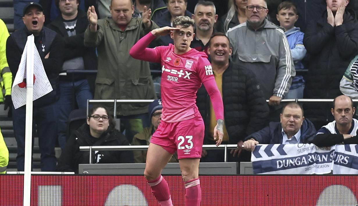 Pemain Ipswich Town, Sammie Szmodics melakukan selebrasi setelah mencetak gol ke gawang Tottenham Hotspur pada laga lanjutan Liga Inggris 2024/2025 di Tottenham Hotspur Stadium, London, Senin (11/11/2024) WIB. (AP Photo/Steven Paston)