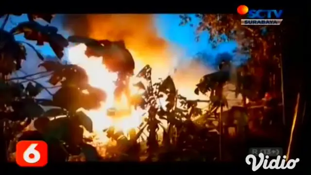 VIDEO: Percikan Api Menyambar Gudang Solar dan 2 Rumah Terbakar di Tuban